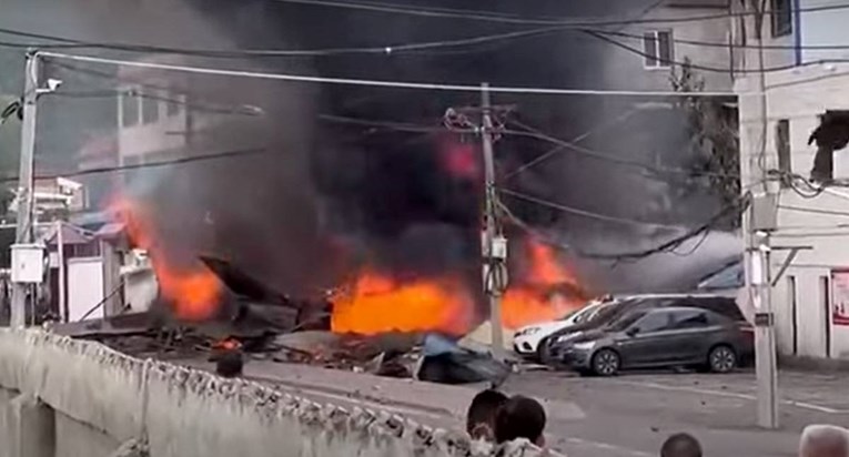 Kineski vojni avion srušio se usred grada. Pilot se spasio, poginuo stanovnik