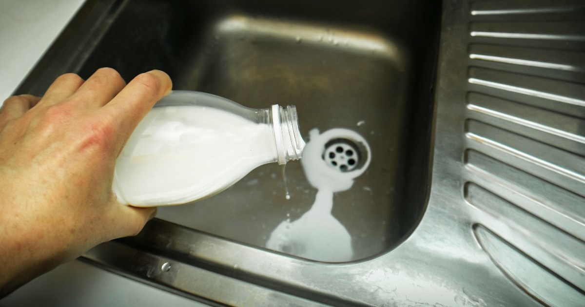 9 stvari koje nikada ne biste smjeli izlijevati u sudoper (na popisu je i mlijeko)