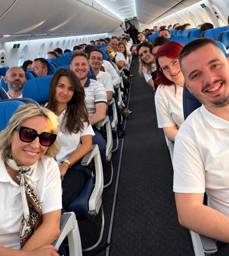 Hrvatski tamburaši dobili pozdrav od pilota pa napravili show u avionu