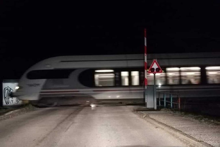 Kod Zagreba prošao vlak, a rampa je bila podignuta. HŽ kaže da je sve po propisu