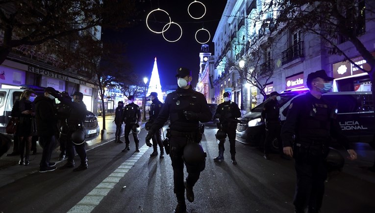 Policija zbog korona-mjera upala na novogodišnje orgije u Španjolskoj