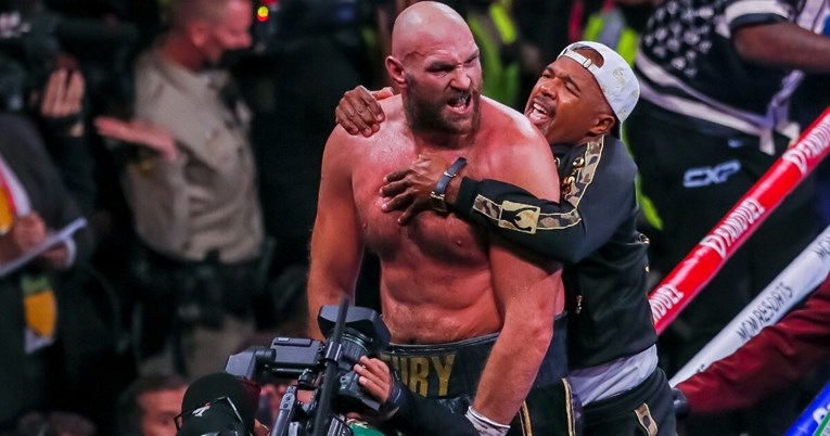 Fury slavio u spektaklu iako ga je Ngannou šokantno poslao na pod