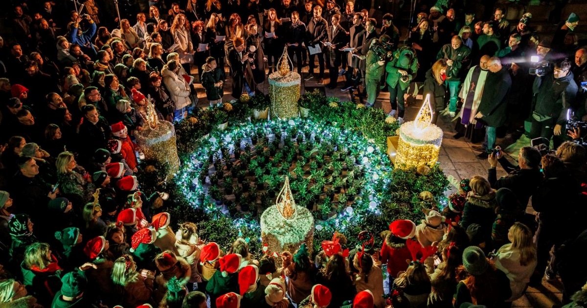 FOTO I VIDEO Paljenjem adventske svijeće počela božićna čarolija u Splitu