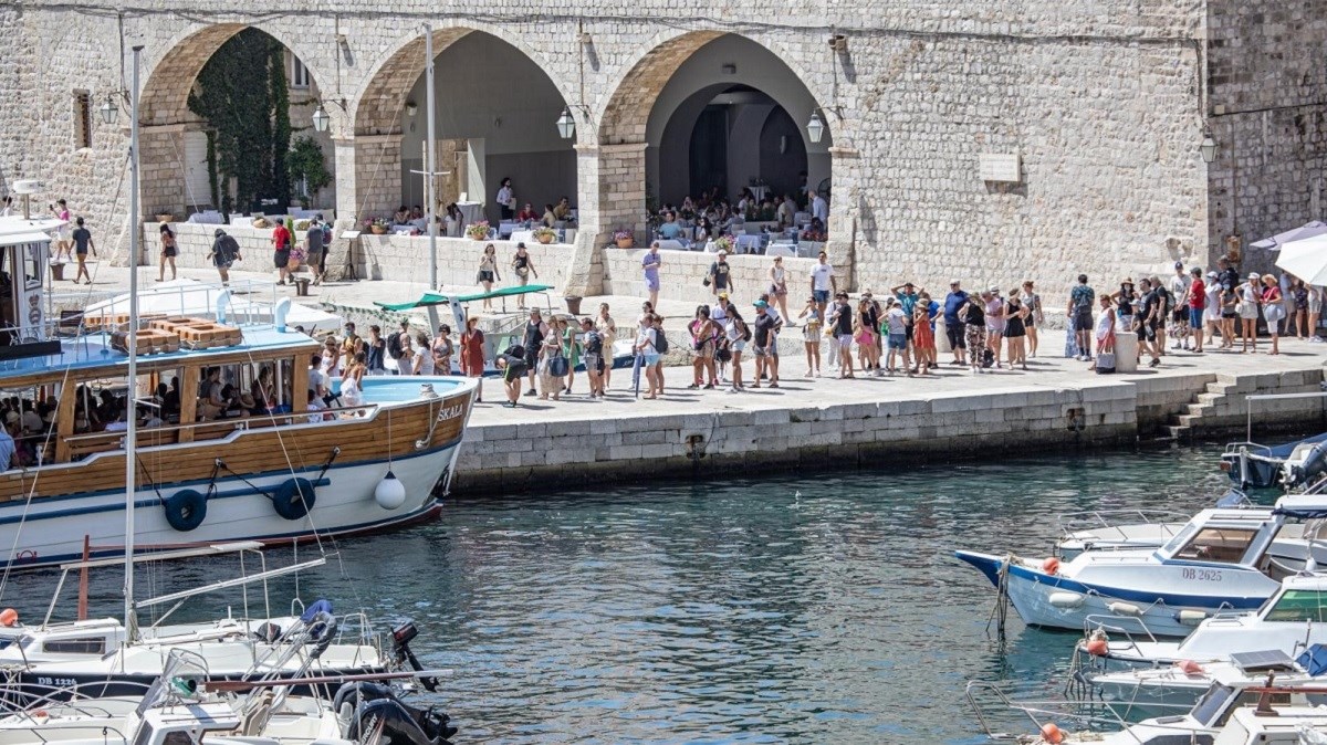 Petero Španjolaca zaraženi šetali po Dubrovniku, išli u šoping...