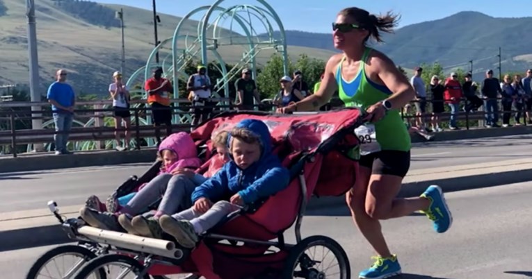 Mama istrčala maraton gurajući troje djece u kolicima