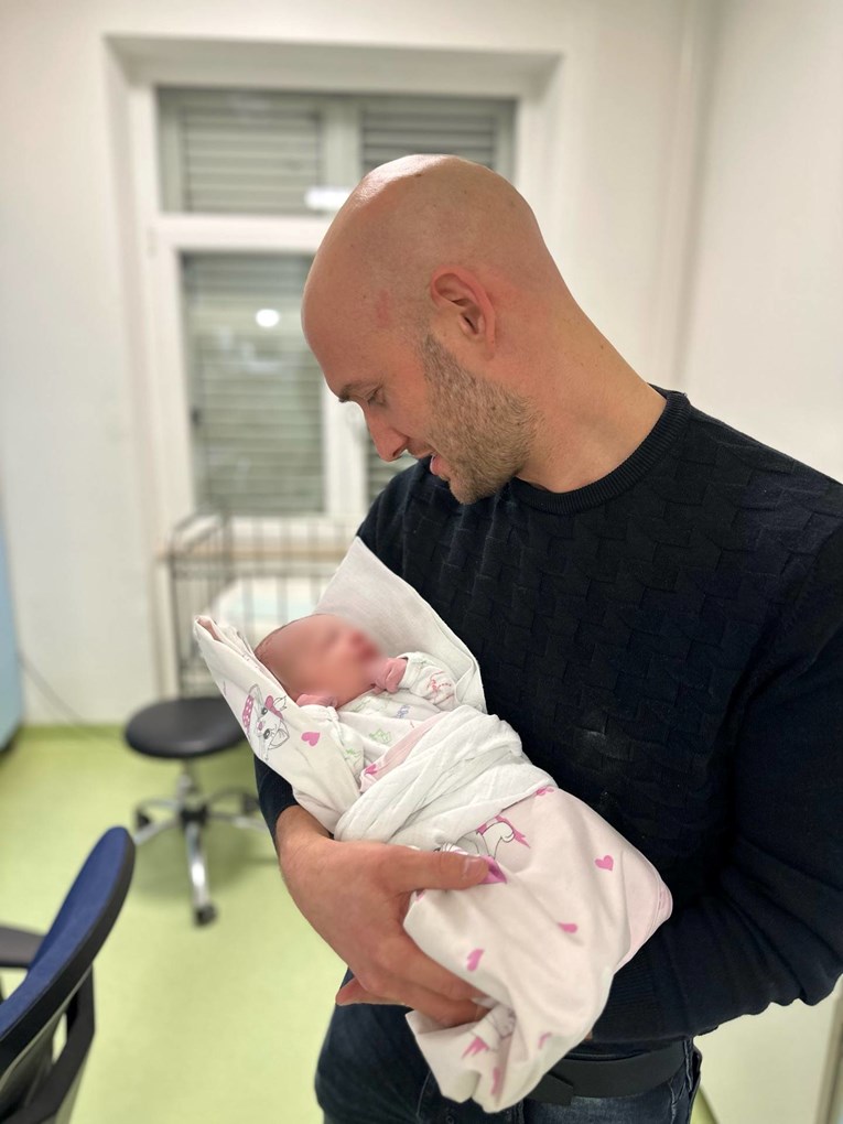 Domaći pjevač dobio kćer 1. siječnja točno u ponoći