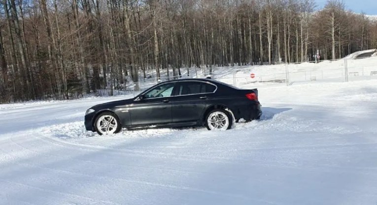 FOTO BMW-om došli na skijalište na Platku. Driftali pa fizički napali skijaše