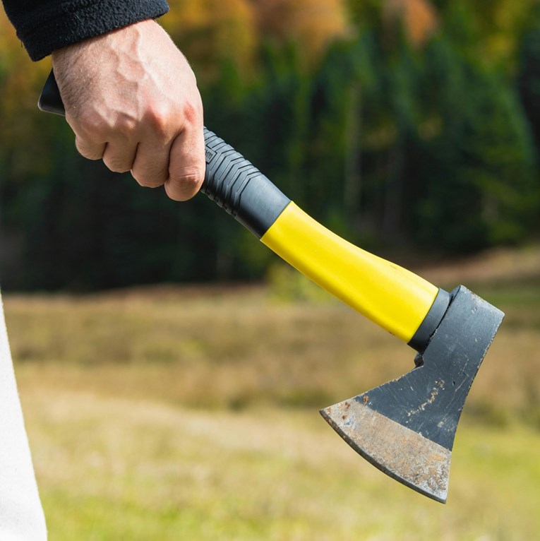 U Kutini imao sjekiru i nož u rukavu. Udario mladića novinama pa napao policajca