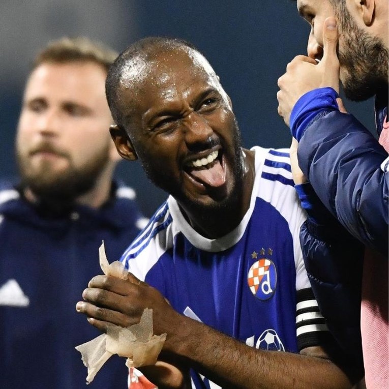 Dinamovi navijači slave. Miljenik ostaje u klubu