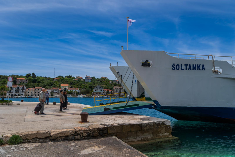 Mještanima Drvenika dosta kvarova trajekta. Traže povratak linije za Split