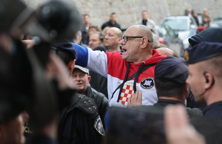 Keleminec ponovno prosvjedovao pred kućom Dežulovićevih, policija ga privela