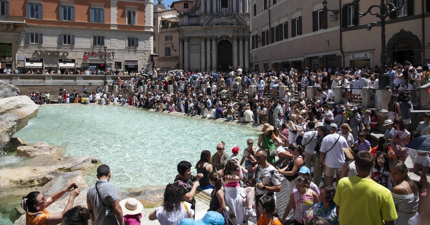 Snimke otkrivaju zašto Rim razmatra ograničiti pristup Fontani di Trevi