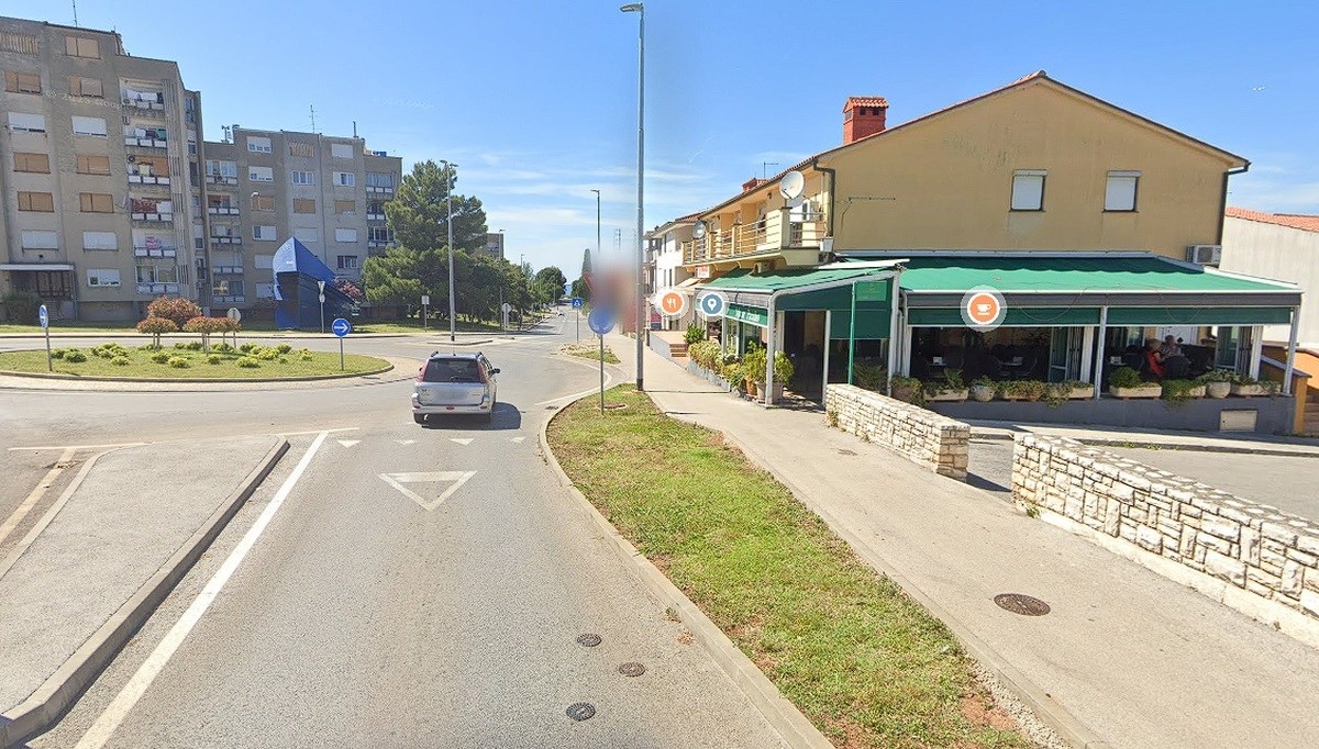 Žena (26) u Puli razbijala stvari u kafiću i udarila policajca u glavu