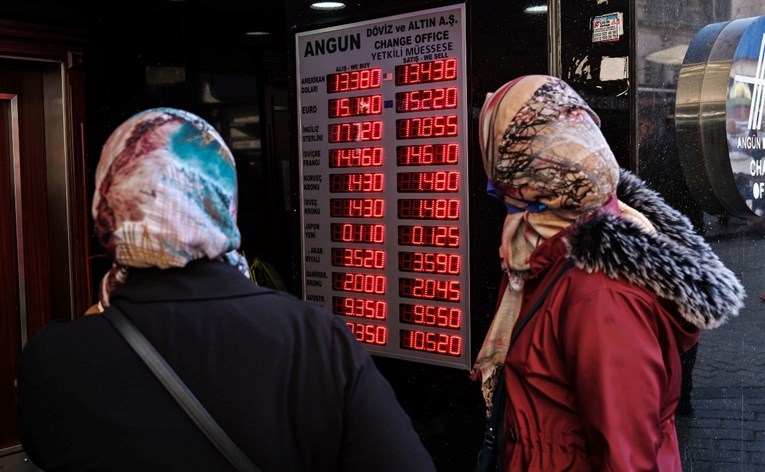 Turska lira se urušila, inflacija je velika. Sve više kritika, Erdogan odgovorio