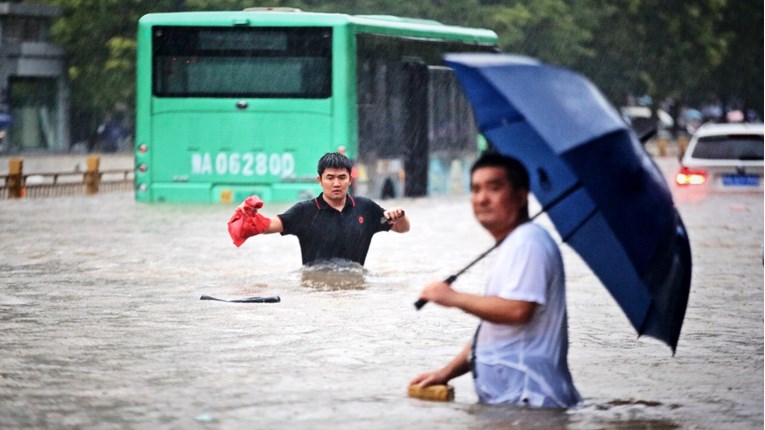U poplavama diljem Kine poginulo 33 ljudi, deseci tisuća evakuiranih