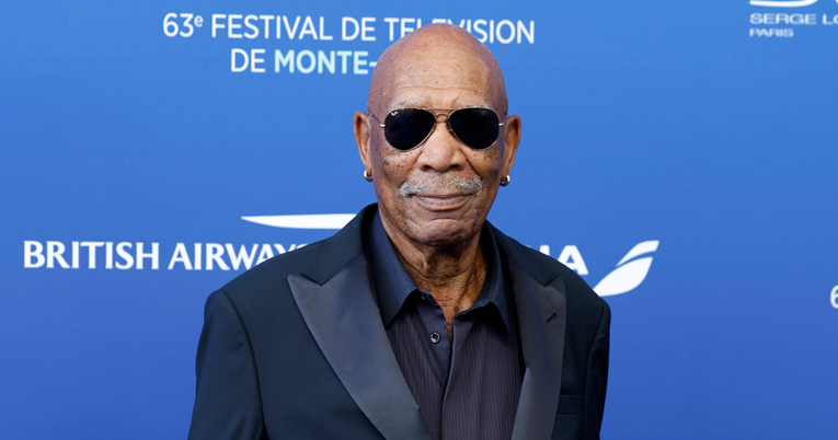 Zašto Morgan Freeman uvijek nosi zlatne naušnice? Iza svega se krije mračan razlog