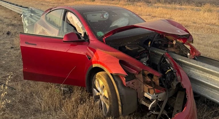 Ograda prošla kroz Teslu: Vozač iz olupine izašao sam