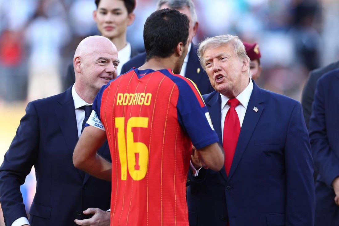 Trump kaže da ima 190,5 cm, španjolski nogometaš također. Ali nešto tu ne štima 🫣