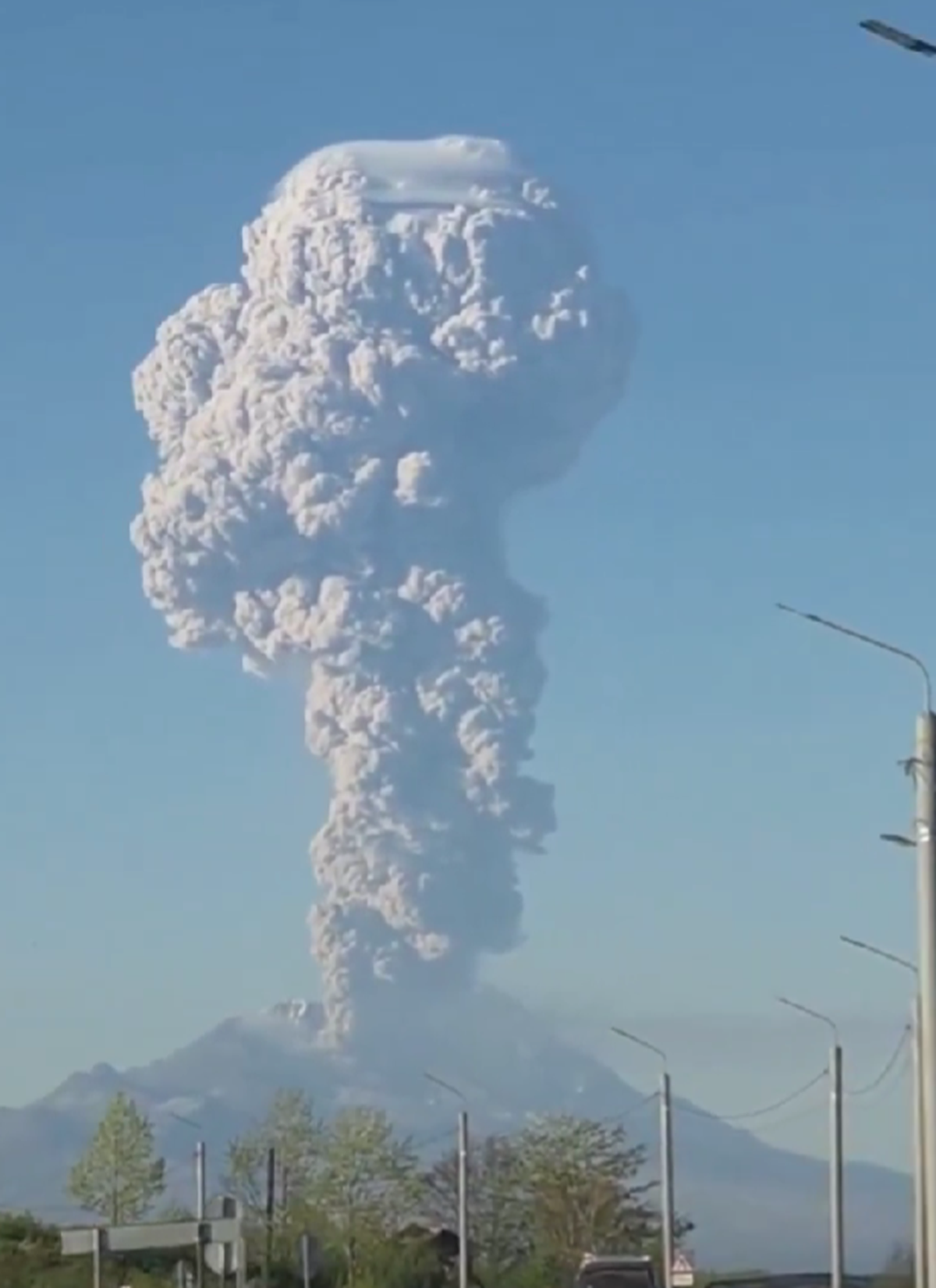 VIDEO Erupcija vulkana u Indoneziji. Izbacio stup pepela visok dva kilometra