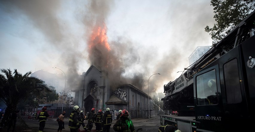 VIDEO Prosvjednici u Čileu spalili crkve