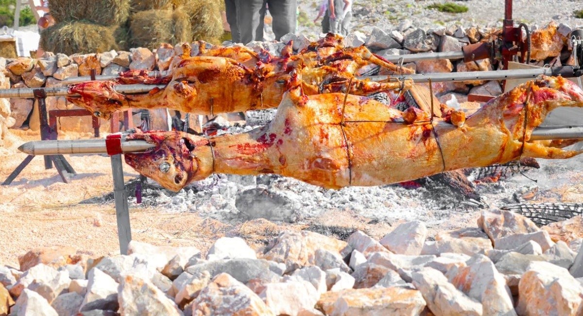 Na Pagu su se ovog vikenda jeli trgana janjetina i panirani mozak u janjećoj masti