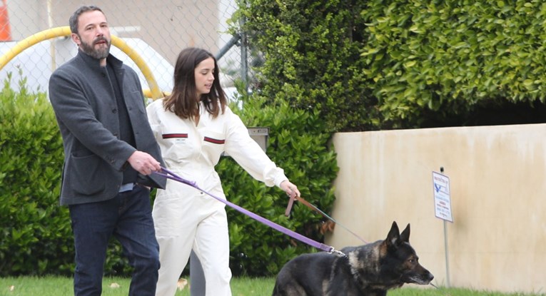 Nova djevojka Bena Afflecka šeće pse u kombinezonu od 18 tisuća kuna