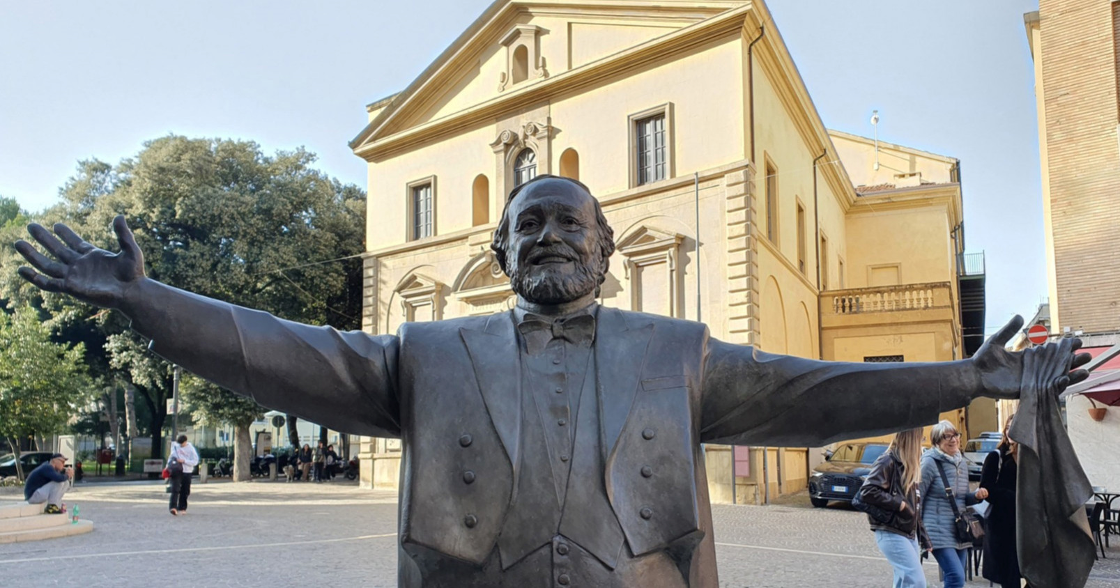 Stavili kip Pavarottija u klizalište, pozvali ljude da mu "daju pet". Udovica bijesna