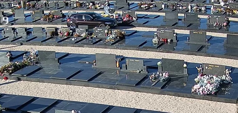 BMW-om se vozio među grobovima po groblju u Šibeniku. Pogledajte video 