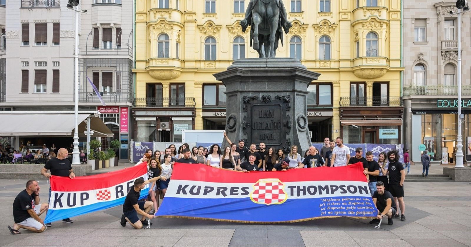 Ekipa s Kupresa ispod kipa bana Jelačića pozirala s ogromnom zastavom