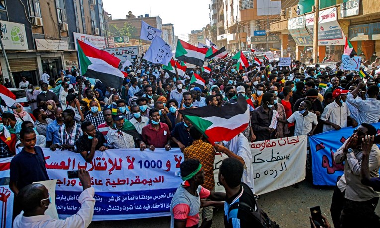 Prosvjednike protiv vojnog udara u Sudanu zasuli suzavcem i šok-granatama