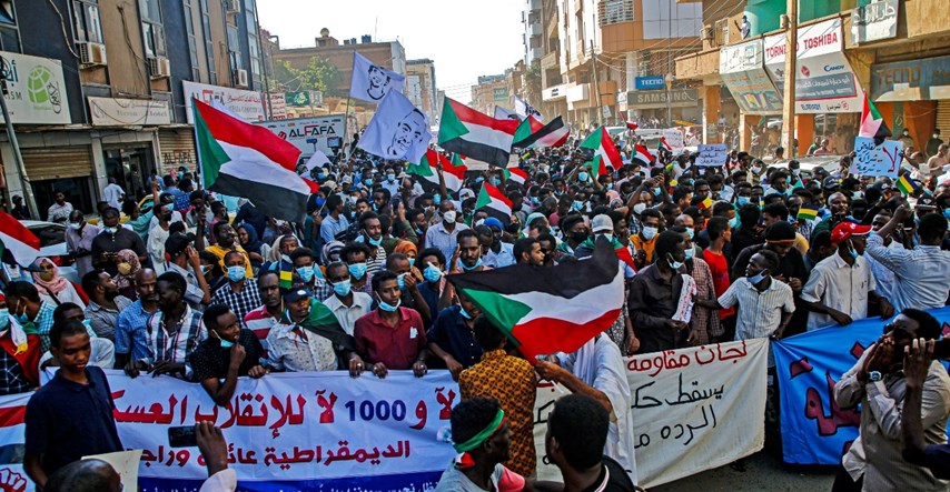 Prosvjednike protiv vojnog udara u Sudanu zasuli suzavcem i šok-granatama