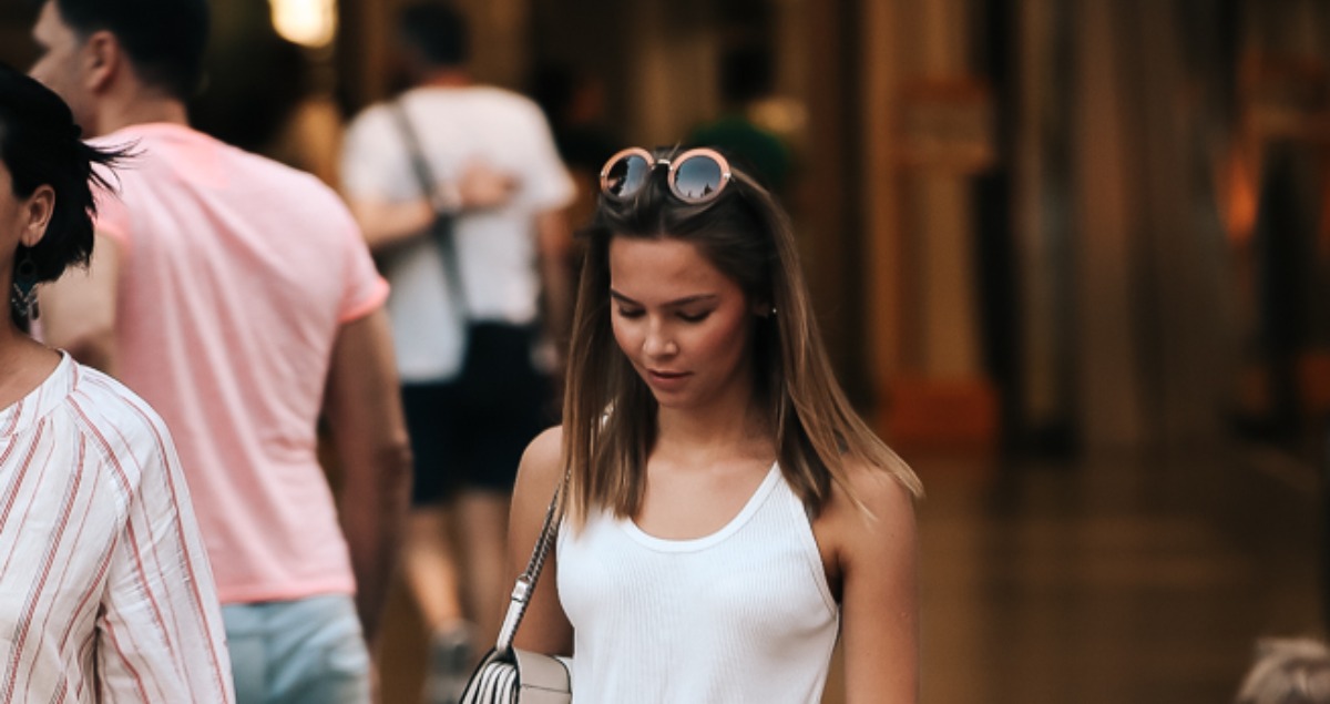 Djevojka sa špice odlično uklopila čizme u ljetni stajling