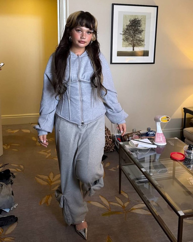 Lola Young se povlači iz javnosti nakon što se srušila usred nastupa