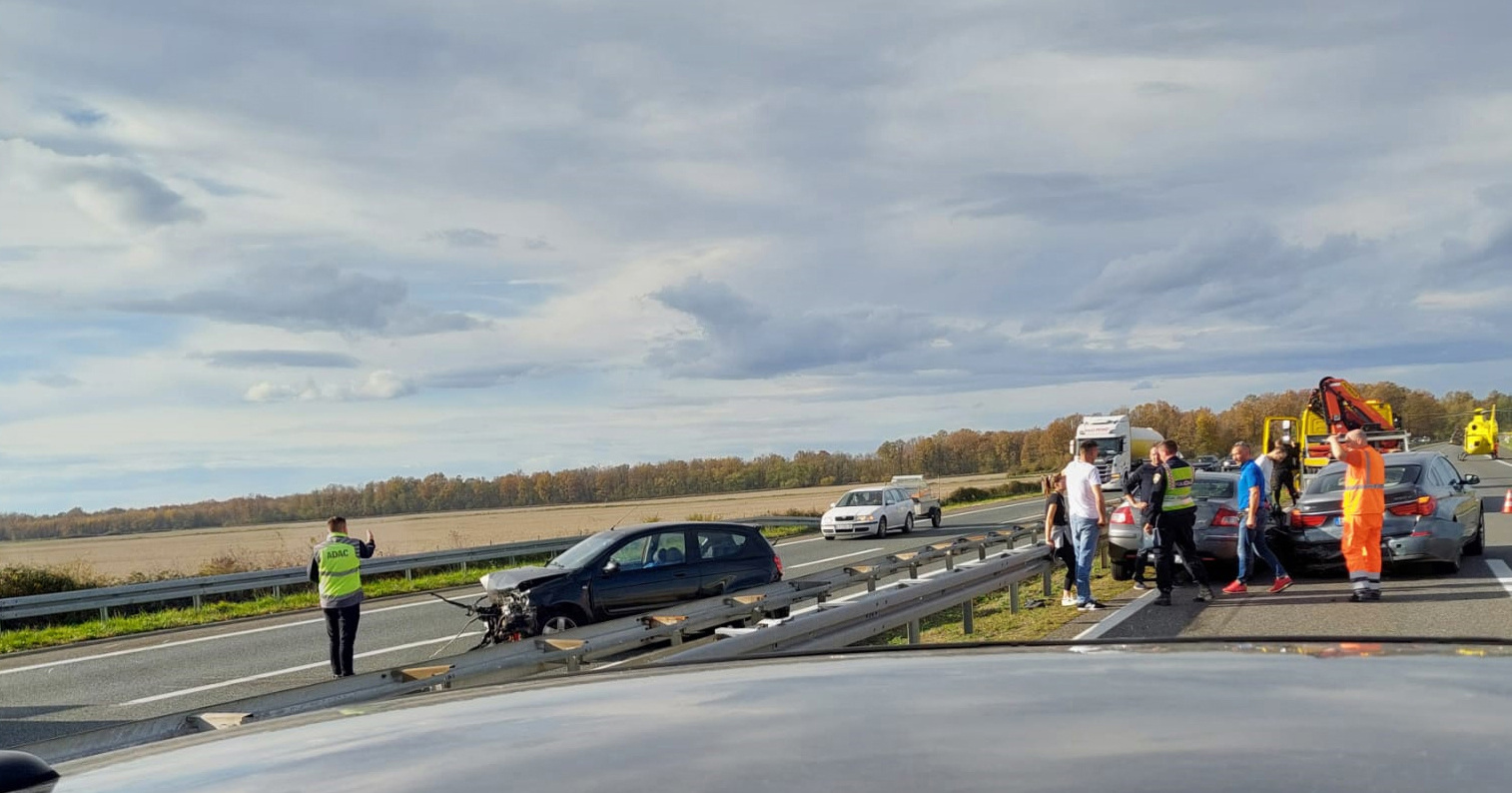 Dvije nesreće na A3. U jednoj se u dva auta zabila još dva. Kolona je 18 kilometara
