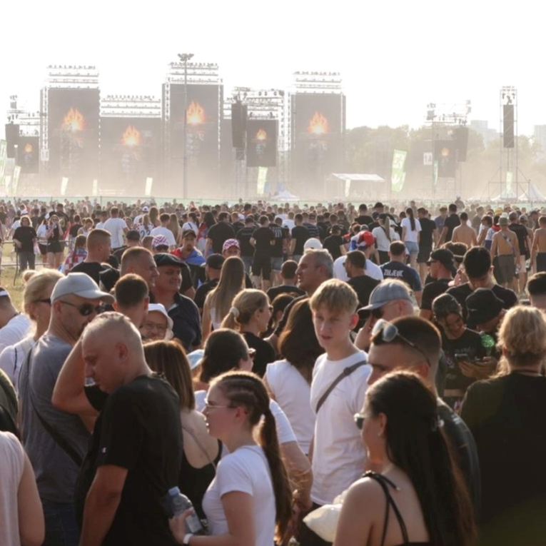 Publika u VIP dijelu zabavlja se uz Rim Tim Tagi Dim