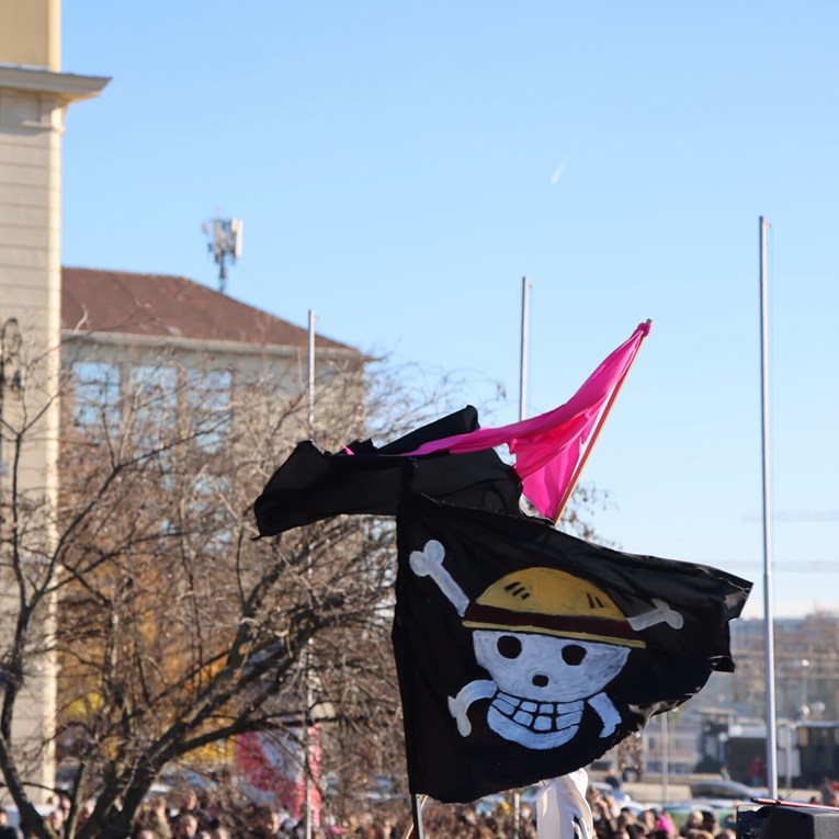 Na antifašističkom maršu u Zagrebu nosili zastavu s lubanjom. O čemu se radi?