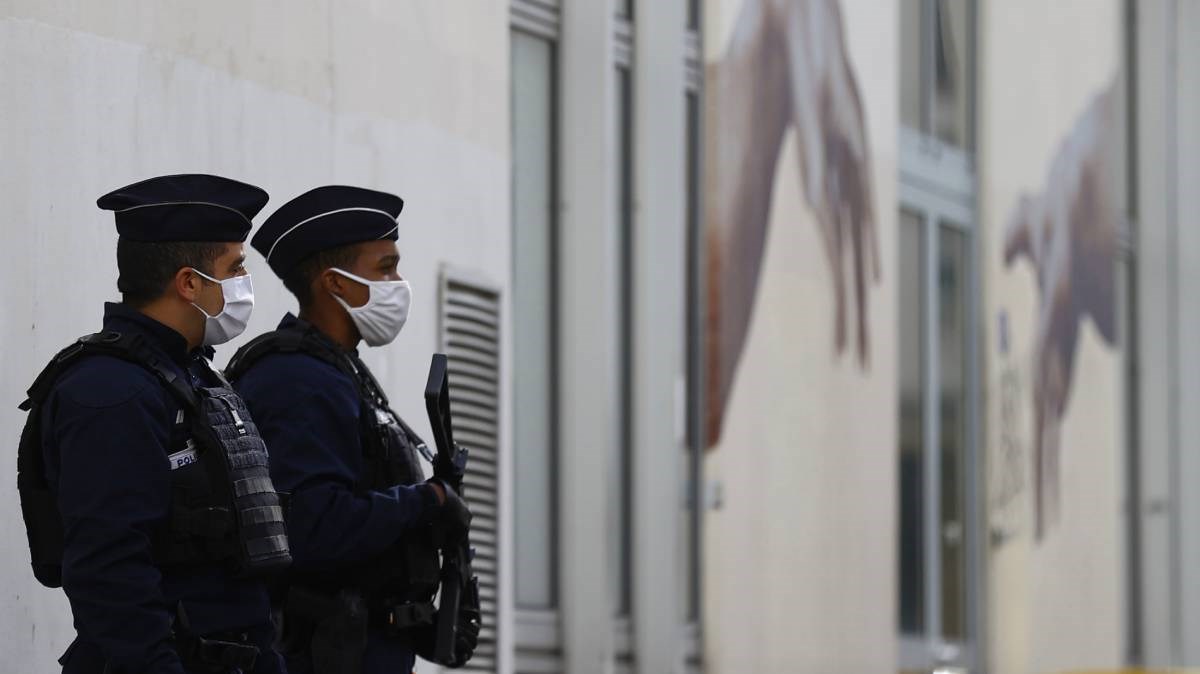 Francuska provodi istragu o sporoj reakciji na pandemiju, pretresla domove ministara