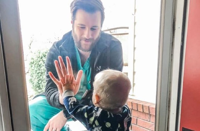 Doktora čija je dirljiva fotografija sa sinom postala viralna snašla je teška nesreća