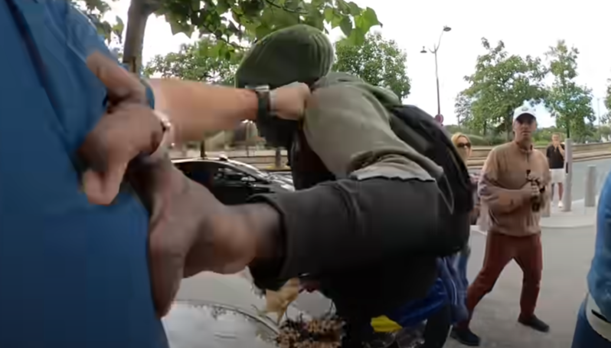 VIDEO Mladić napada prevarante koji haraju Parizom. Pratitelji: To treba sponzorirati