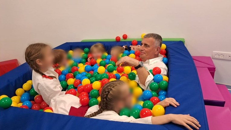Bulj zaronio s djecom u bazen s lopticama. Suradnici vikali: Malo izađi, ne vidiš se