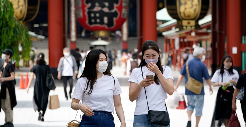 Japanski grad zabranio hodanje gradom i gledanje u mobitel u isto vrijeme