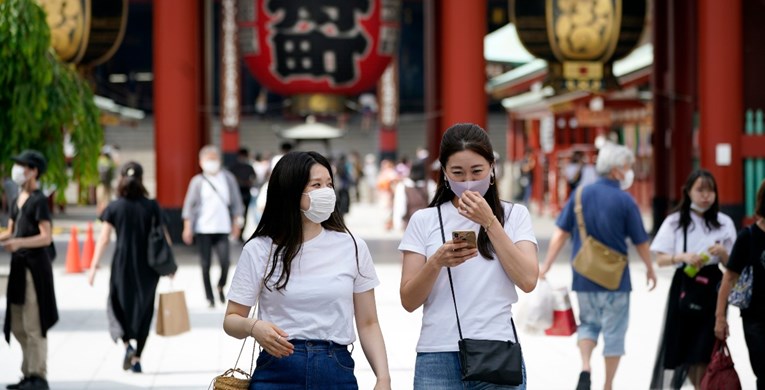 Japanski grad zabranio hodanje i gledanje mobitela u isto vrijeme