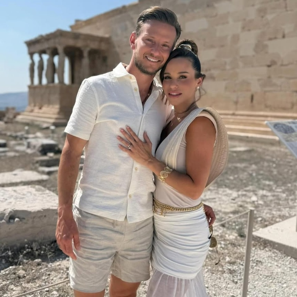 Raquel Mauri Mikonosom prošetala u prozirnoj haljini i bijelom badiću