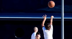 VIDEO Klinci igrali basket ispred Magicove jahte. Evo što im je poslužilo kao koš