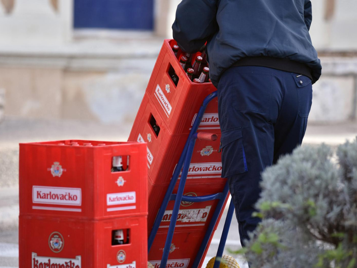 U Karlovcu iz kamiona ispale gajbe piva. Zbog razbijenog stakla zaustavljen promet