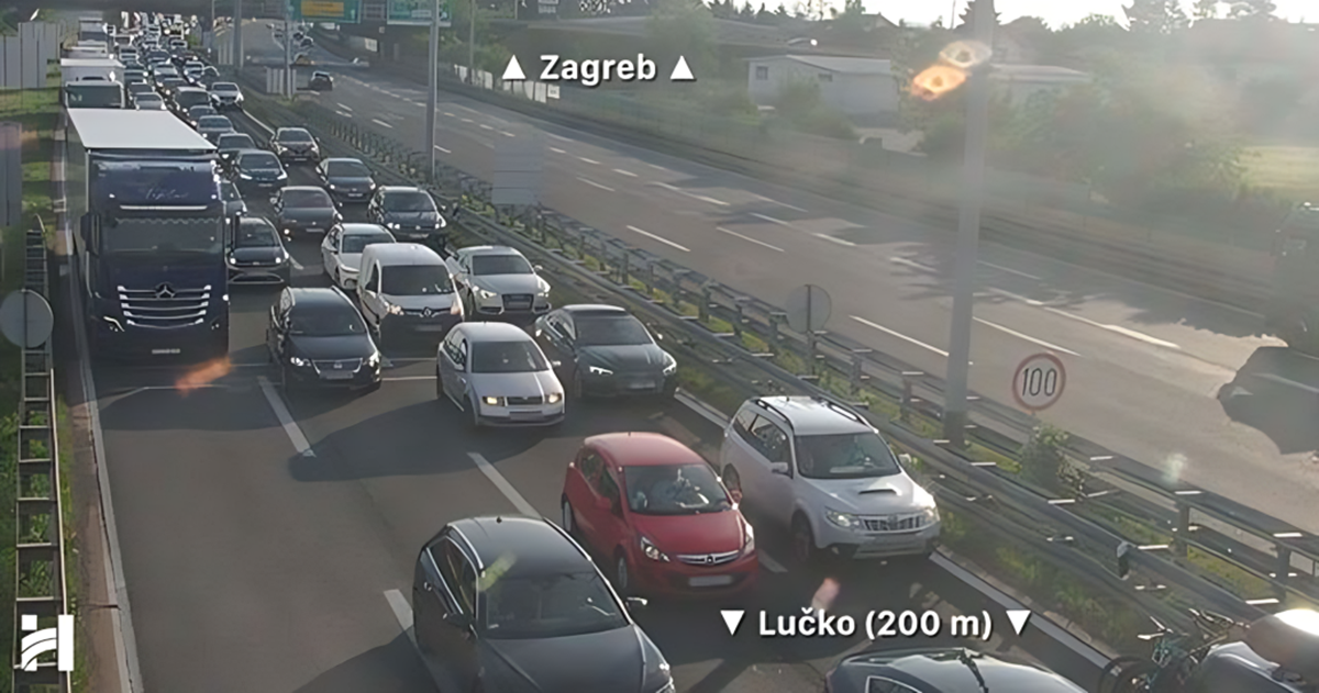 Kolona na Lučkom u smjeru mora