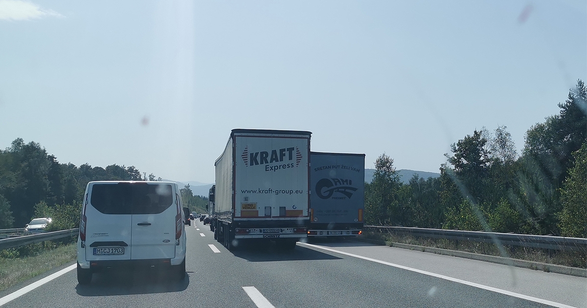 Kamion kod Bosiljeva pretječe po zaustavnoj traci, pogledajte fotografije