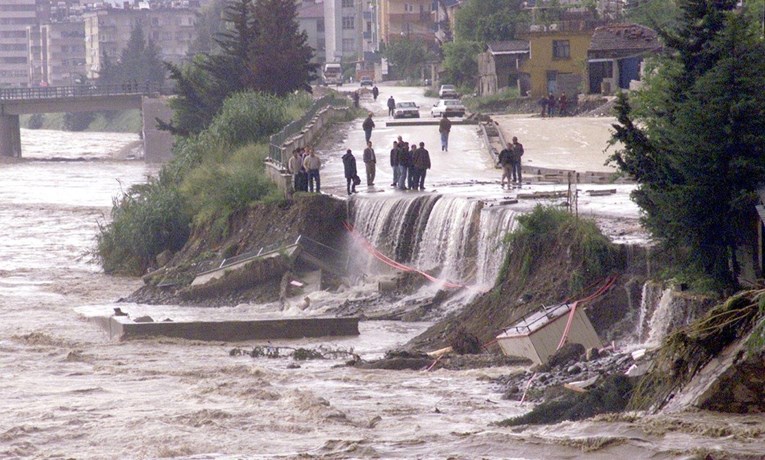 U poplavama na sjeveru Turske petero mrtvih, traga se za nestalima