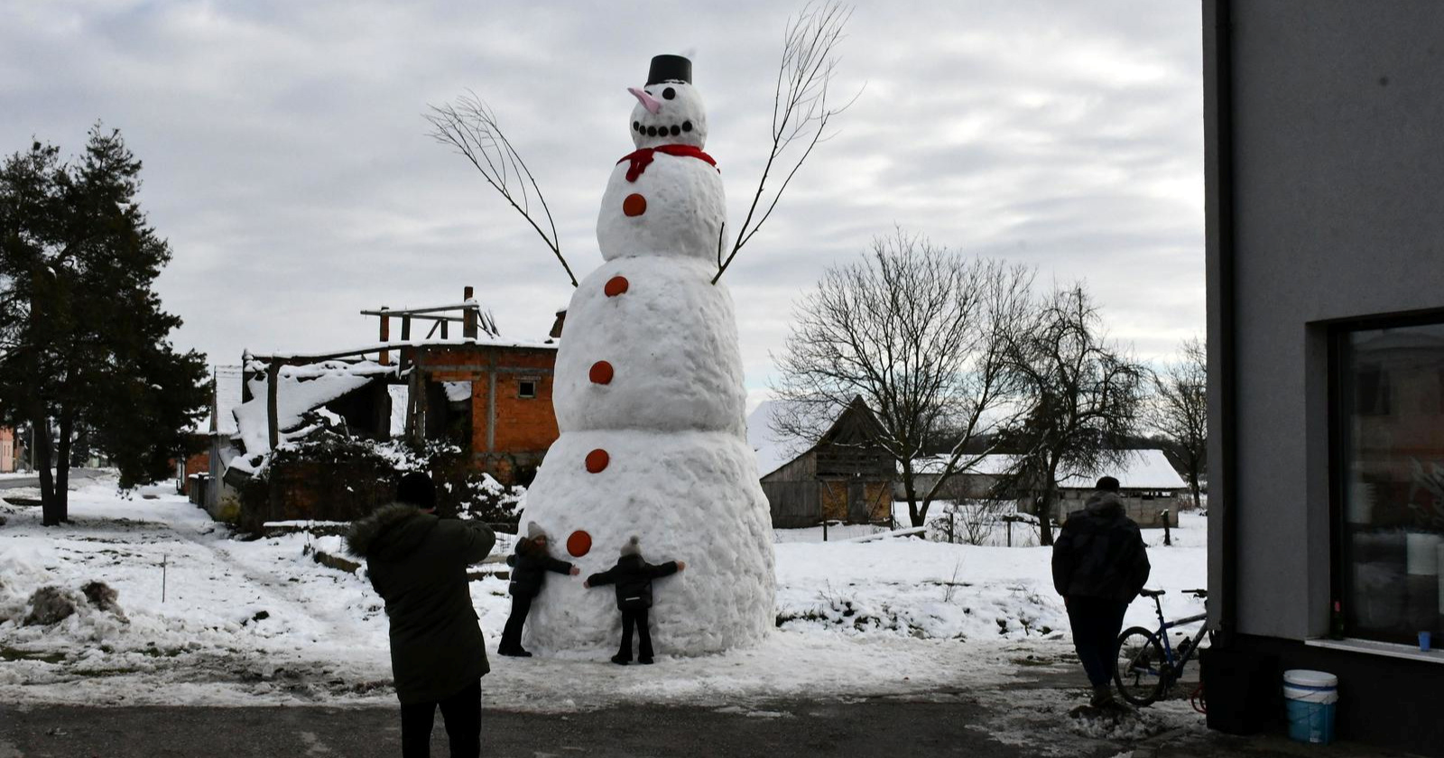 Divovski snjegović od 7.5 metara postao atrakcija u Banovcima