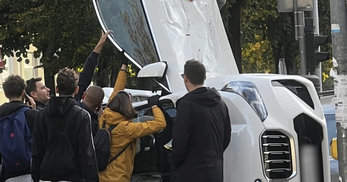 FOTO Policija traži svjedoke nesreće u Zagrebu. Bijeli BMW završio na boku